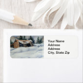 De wintersneeuw bedekte schuur, het boerderij-pijn etiket (Insitu)