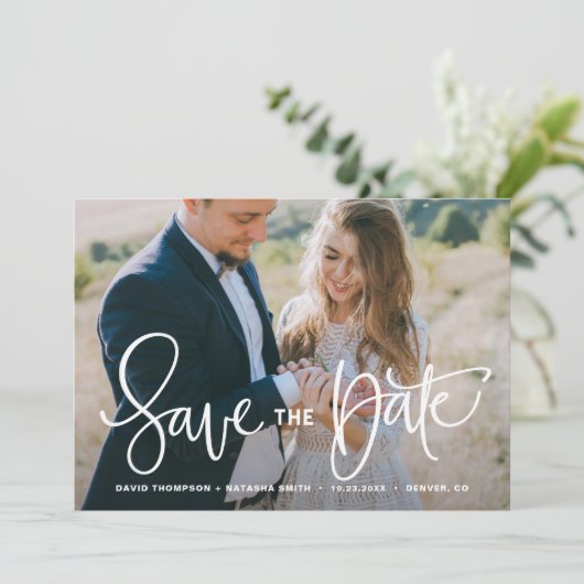De witte Foto van de Hand sparen de Datum Save The Date (Staand voorkant)