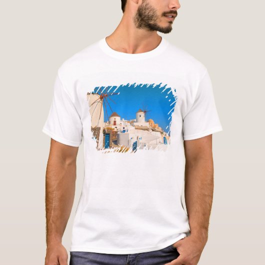 De witte gebouwen en de windmolens op de t-shirt (Voorkant)