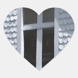 de witte oude kerk in de bergen hart sticker