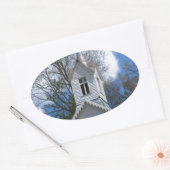 de witte oude kerk in de bergen ovale sticker (Envelop)