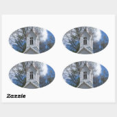 de witte oude kerk in de bergen ovale sticker (Vel)