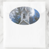 de witte oude kerk in de bergen ovale sticker (Tas)