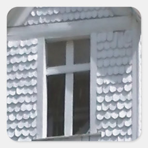 de witte oude kerk in de bergen vierkante sticker