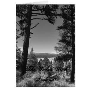 De witte witch die eruit kijkt