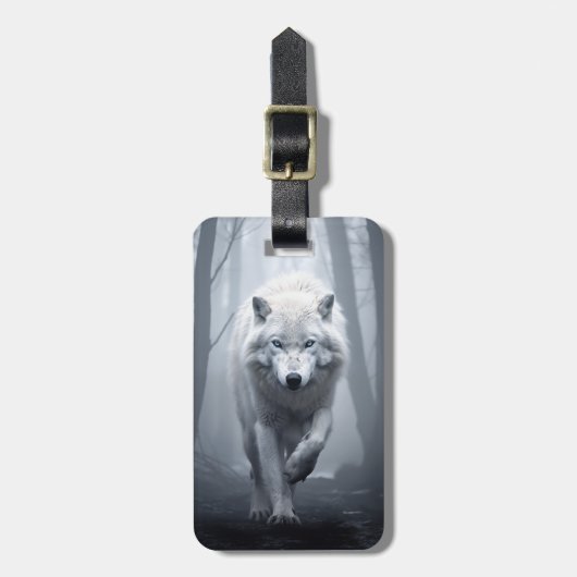 De witte wolf in het mistige bos bagagelabel (Voorkant verticaal)