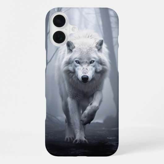 De witte wolf in het mistige bos iPhone hoesje (Achterkant)