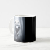 De witte wolf in het mistige bos koffiemok (Voorkant links)