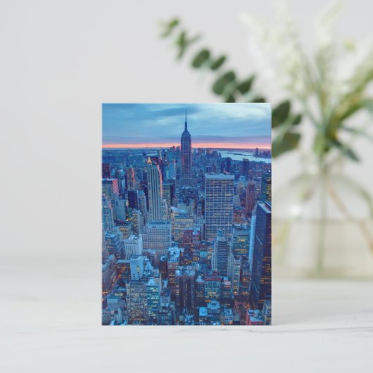 De wolkenkrabbers van Manhattan zijn verlicht Briefkaart (Staand voorkant)