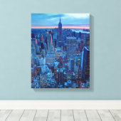 De wolkenkrabbers van Manhattan zijn verlicht Canvas Afdruk (Insitu (Houten vloer))