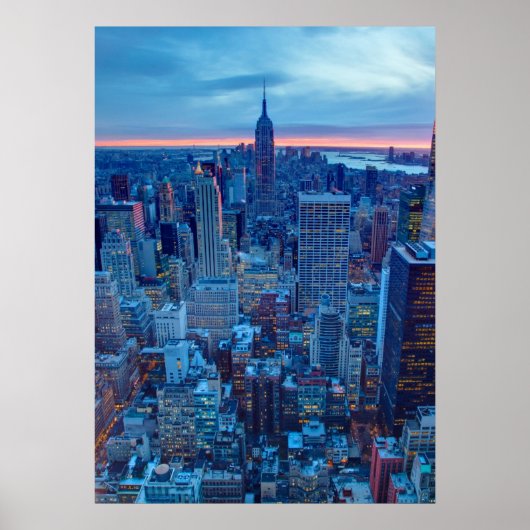 De wolkenkrabbers van Manhattan zijn verlicht Poster (Voorkant)