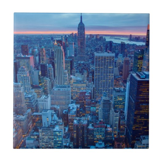 De wolkenkrabbers van Manhattan zijn verlicht Tegeltje (Voorkant)