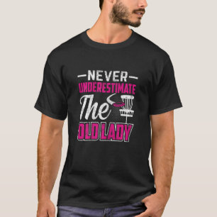 De womens Disc Golf onderschat nooit de oude dame T-shirt