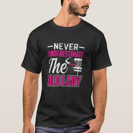 De womens Disc Golf onderschat nooit de oude dame T-shirt (Voorkant)