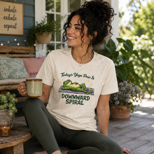 De yoga-oefening van vandaag is Neerwaartse Spiraa Tri-Blend Shirt