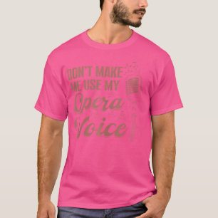 De zanger van de Broadway-opera Don't Make Me Use T-shirt