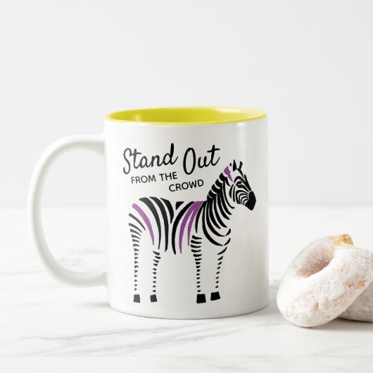 De zebra stand uit van het Gewas Citaat Tweekleurige Koffiemok (Met donut)