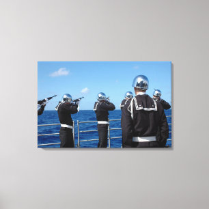 De zeelieden schieten een pistool saluut in tijden canvas afdruk