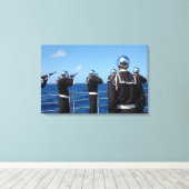 De zeelieden schieten een pistool saluut in tijden canvas afdruk (Insitu (Houten vloer))