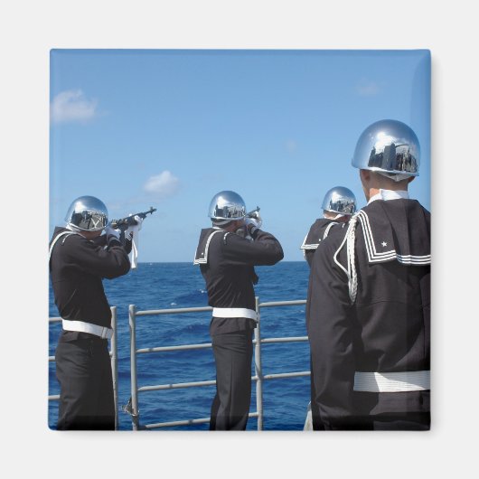 De zeelieden schieten een pistool saluut in tijden magneet (Voorkant)