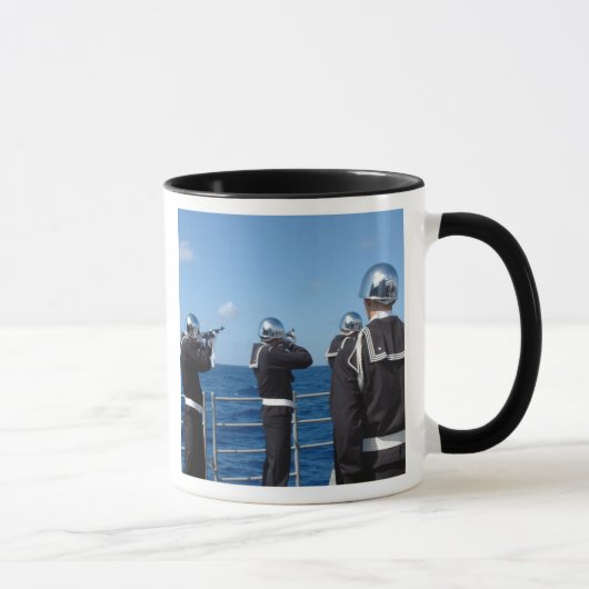 De zeelieden schieten een pistool saluut in tijden mok (Rechts)