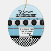 De zelfbedieningswasgoed van de klant die het werk keramisch ornament (Links)