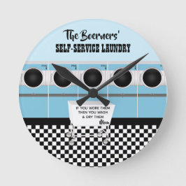 De zelfbedieningswasgoed van de klant die het werk ronde klok