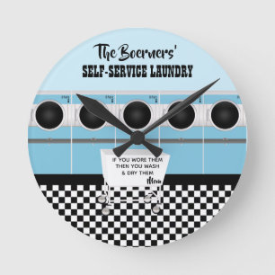 De zelfbedieningswasgoed van de klant die het werk ronde klok