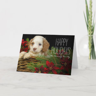 De zitting van het puppy in mand met de pijnboom feestdagen kaart