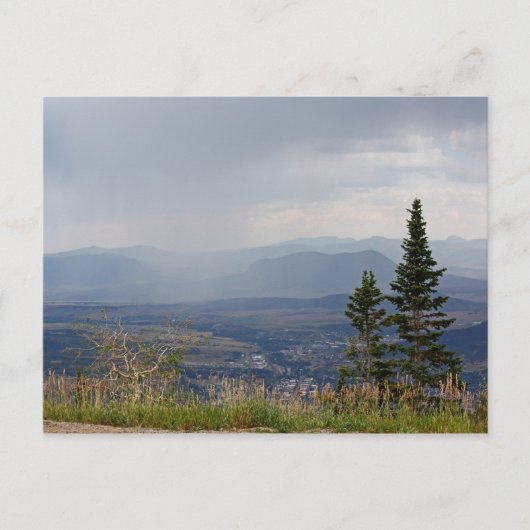 De zomerregen in het briefkaart van de bergen (Voorkant)