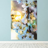 De zon achter de Japanse Abrikozenbloesems Canvas Afdruk (Insitu (Houten vloer))