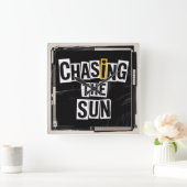De Zon Achterna Vierkante Klok (Huis)