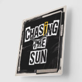 De Zon Achterna Vierkante Klok (Hoek)