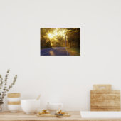 De zon barst door het bos langs de weg bij poster (Keuken)