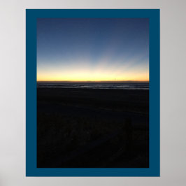 De zon begint langs de oceaan poster