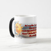 De zon en de maan dansen samen op een magische mok (Voorkant links)