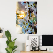 De zon en Japanse abrikozenbloemen Poster (Thuiskantoor)
