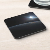 De zon gaat onder aan de horizon van de aarde. bier onderzetter (Linkerzijde)