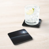 De zon gaat onder aan de horizon van de aarde. bier onderzetter (Rechterzijde)