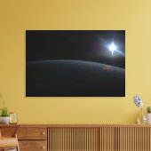 De zon gaat onder aan de horizon van de aarde. canvas afdruk (Insitu (Woonkamer))
