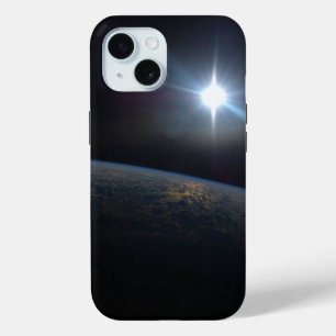 De zon gaat onder aan de horizon van de aarde. iPhone 15 case