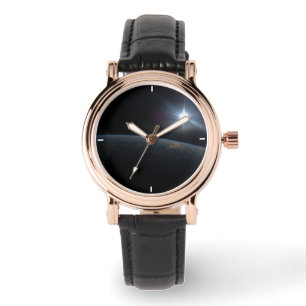 De zon gaat onder aan de horizon van de aarde. horloge