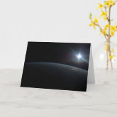 De zon gaat onder aan de horizon van de aarde. kaart (Gele Bloem)