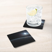 De zon gaat onder aan de horizon van de aarde. kartonnen onderzetters (Insitu)