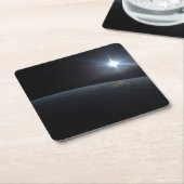 De zon gaat onder aan de horizon van de aarde. kartonnen onderzetters (Schuin)