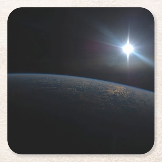 De zon gaat onder aan de horizon van de aarde. kartonnen onderzetters (Voorkant)