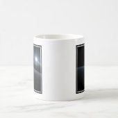 De zon gaat onder aan de horizon van de aarde. koffiemok (Center)