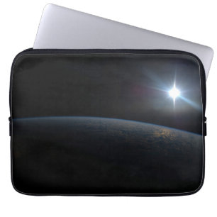 De zon gaat onder aan de horizon van de aarde. laptop sleeve