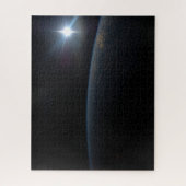 De zon gaat onder aan de horizon van de aarde. legpuzzel (Verticaal)