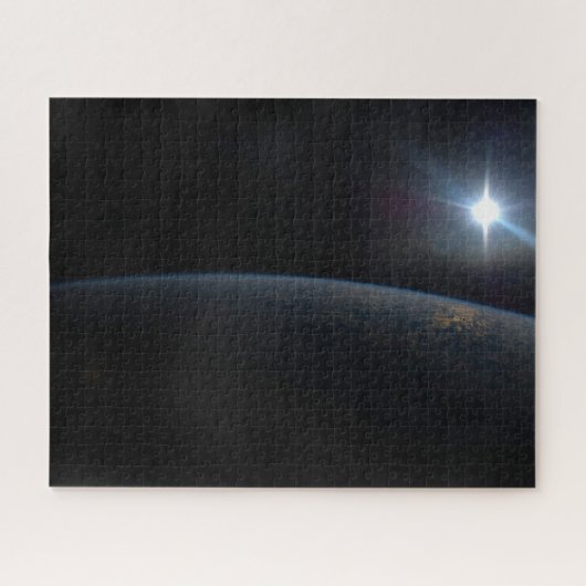 De zon gaat onder aan de horizon van de aarde. legpuzzel (Horizontaal)